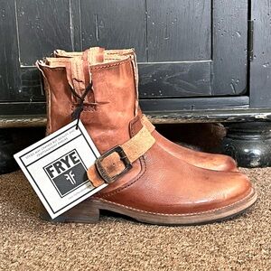 New Frye Vicky Artisan back zip up moto boots Size 7